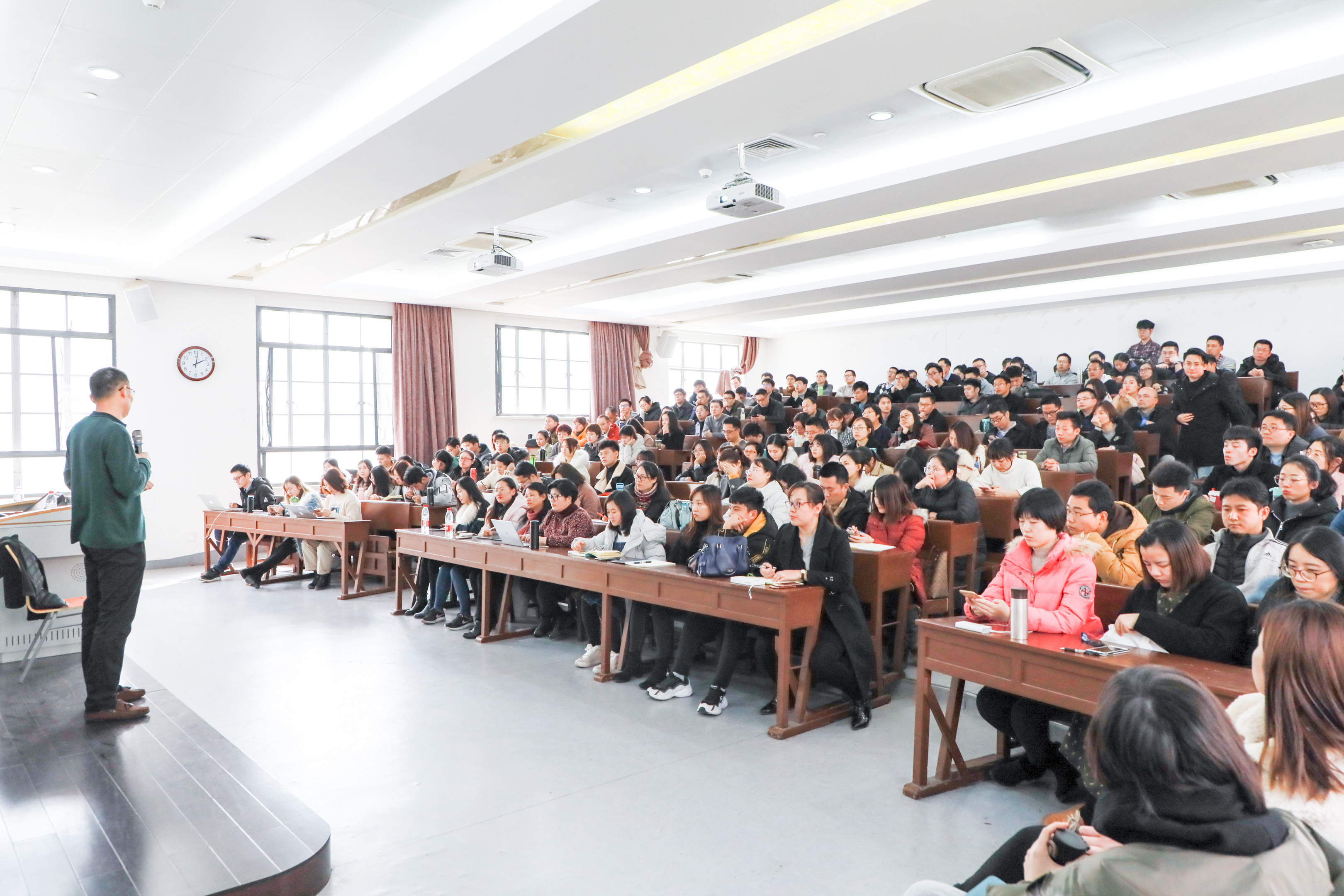 讲座中,潘鸿博士的亲身经历也充分印证了他的观点.