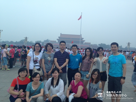 http://localhost:82/uploads/%E6%96%B0%E9%97%BB%E7%85%A7%E7%89%87/%E9%87%91%E6%B8%AF/201307%E5%8C%97%E4%BA%AC%E6%B8%B8%E5%AD%A6063-%E9%99%88%E4%BF%8A%E8%A7%86%E7%82%B9.jpg