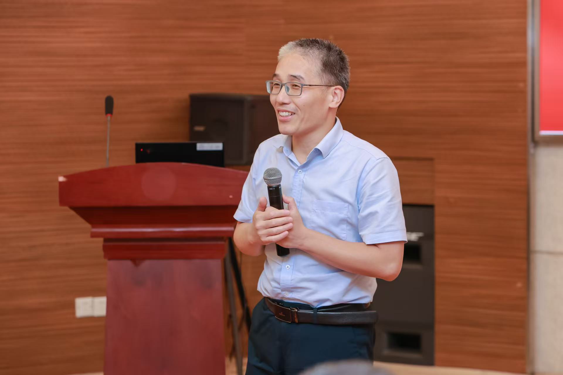 杨老师致辞.jpg