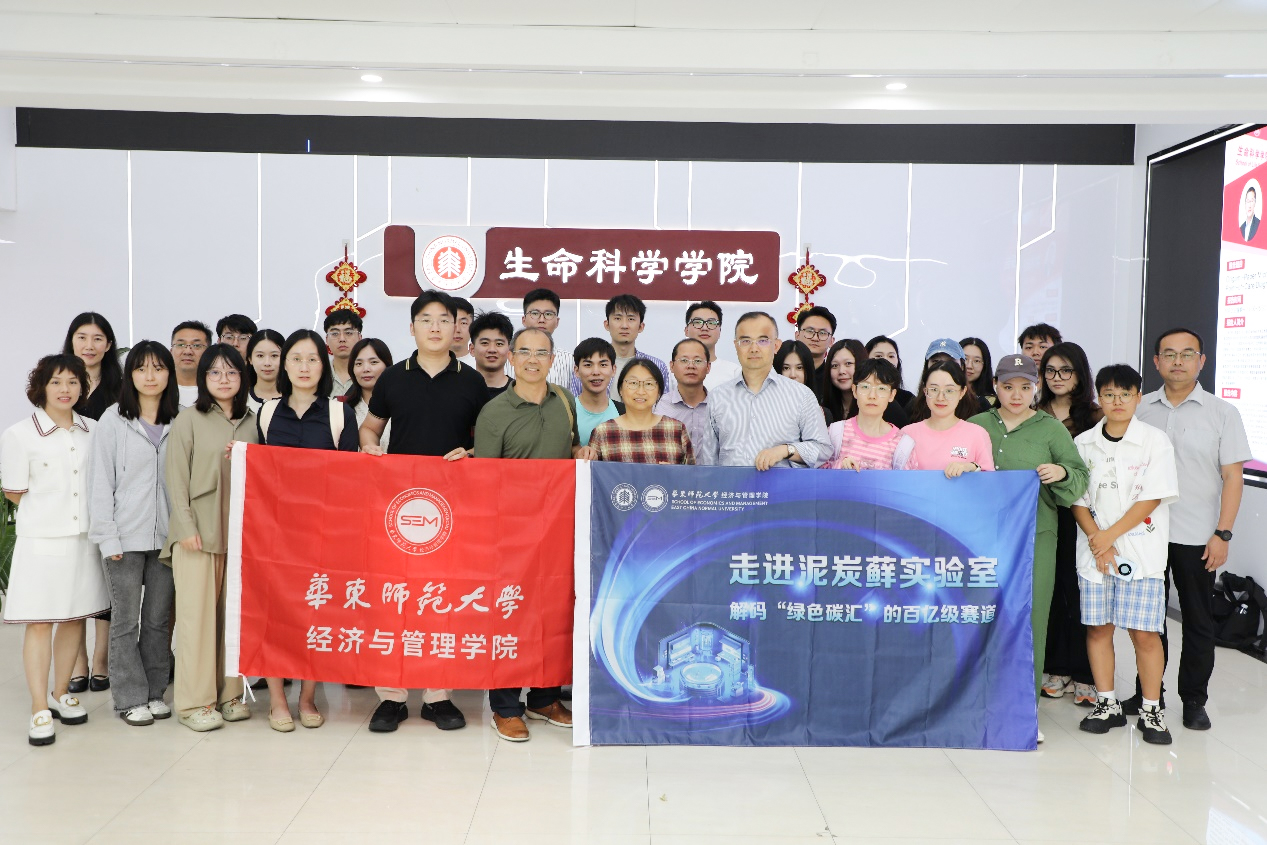 走进泥碳实验室合影.jpg 走进泥碳实验室合影.jpg