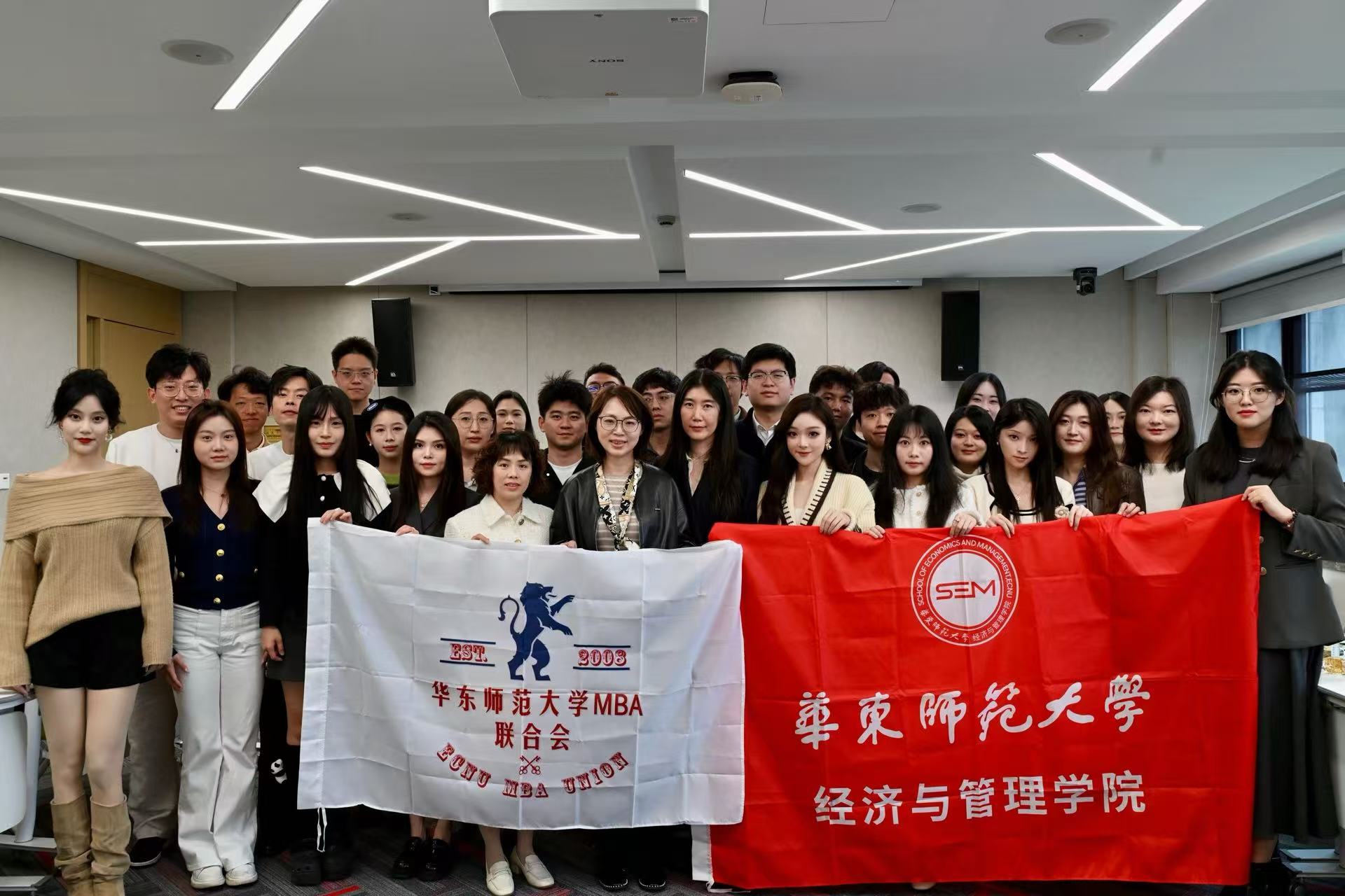 第十八届MBA学生联合会换届仪式全体合影.jpg 第十八届MBA学生联合会换届仪式全体合影.jpg